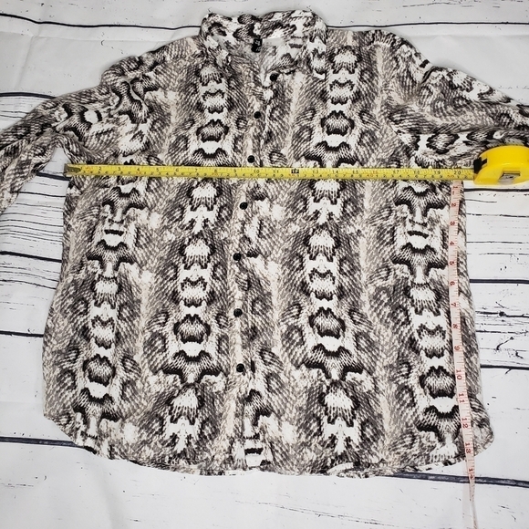 H&M Snakeskin Pattern Button Down shirt - Picture 3 of 5